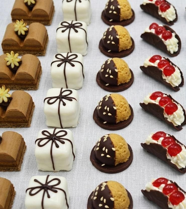 Miniatures & Petits Fours